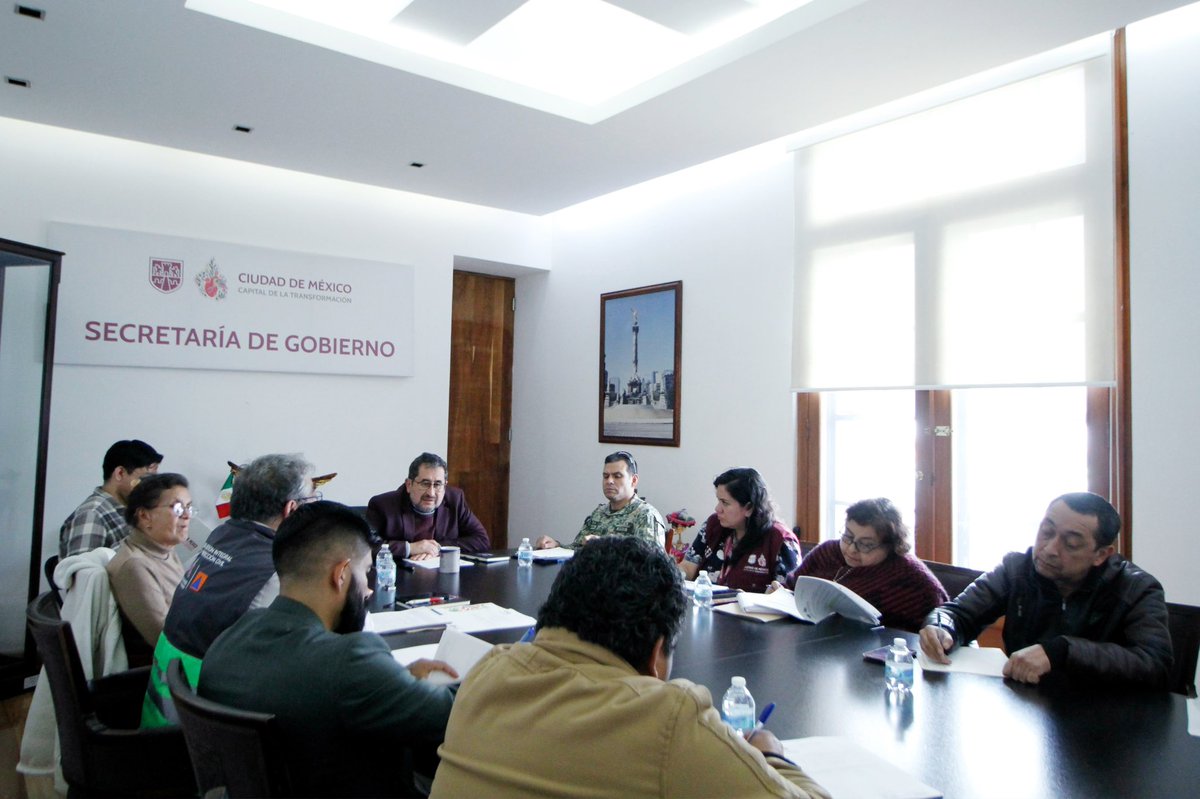 craviotocesar's tweet photo. Sostuvimos una mesa de trabajo con la Secretaria @VenegasUrzua, la @Defensamx1 y dependencias del @GobCDMX como @SEDEMA_CDMX, @SSaludCdMx, @SSC_CDMX, @SEPICDMX, @CDMXConsejeria, @SAPCI_CDMX y @corenadr para coordinar el protocolo de prevención en festividades. 🤝

Priorizamos el diálogo para prevenir riesgos por uso irregular de pirotecnia, alcohol y armas. 

¡Queremos celebraciones seguras en la #CiudadDeMéxico! ✨