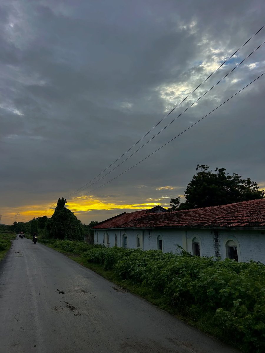 AnkitMi16412441's tweet photo. I've already headed out for my morning walk, and it feels so refreshing to touch the dewdrops along the peaceful, quiet streets. https://t.co/yOAFAdisi6