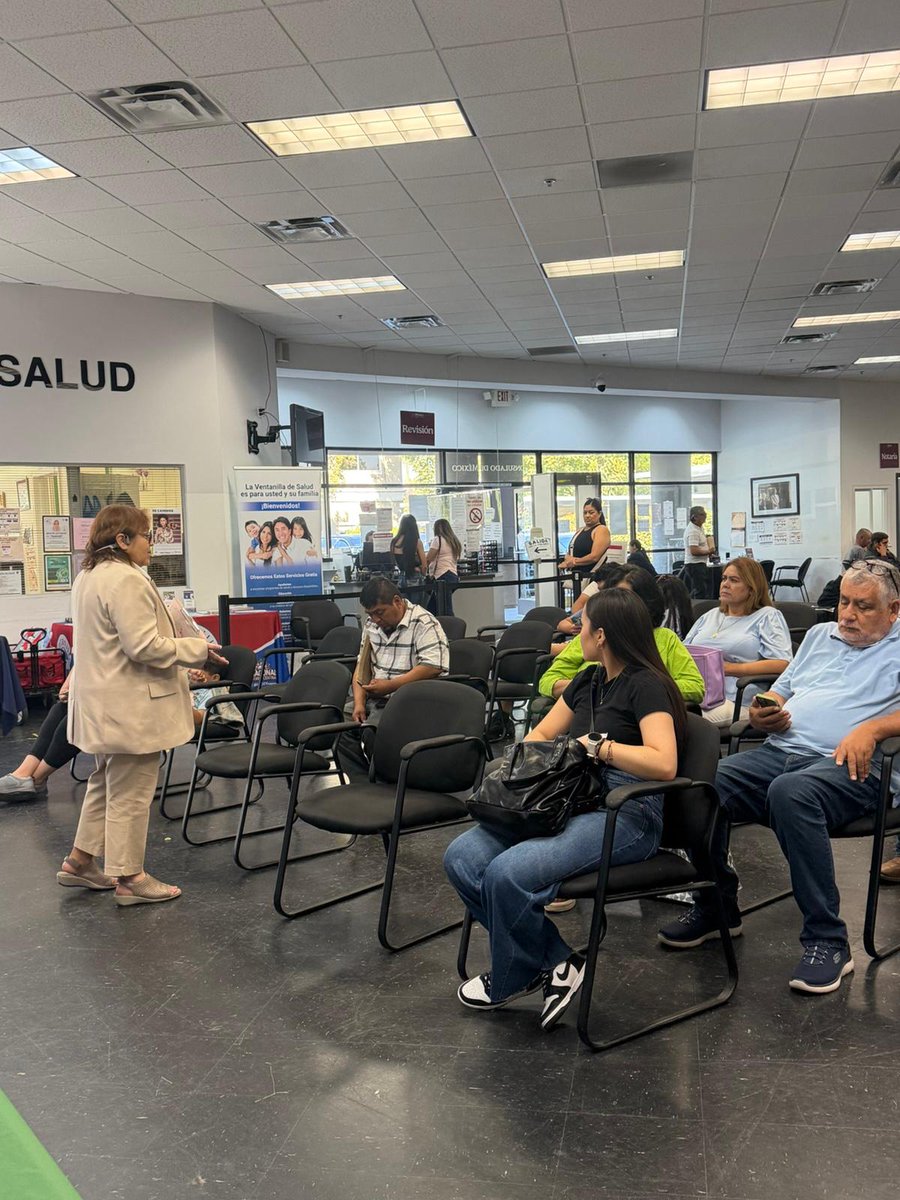 ConsulMexFresno's tweet photo. Este #JuevesDeFinanzas nuestra Ventanilla De Asesoría Financiera #VAF entregó y apoyó en la activación de tarjetas #FINABIEN 💳 y ofrecieron asesoría sobre las pensiones del @Tu_IMSS. Además, contamos con la participación de nuestros aliados de @PGE4Me y @FinalExpenseGM. https://t.co/dJblMURvbS