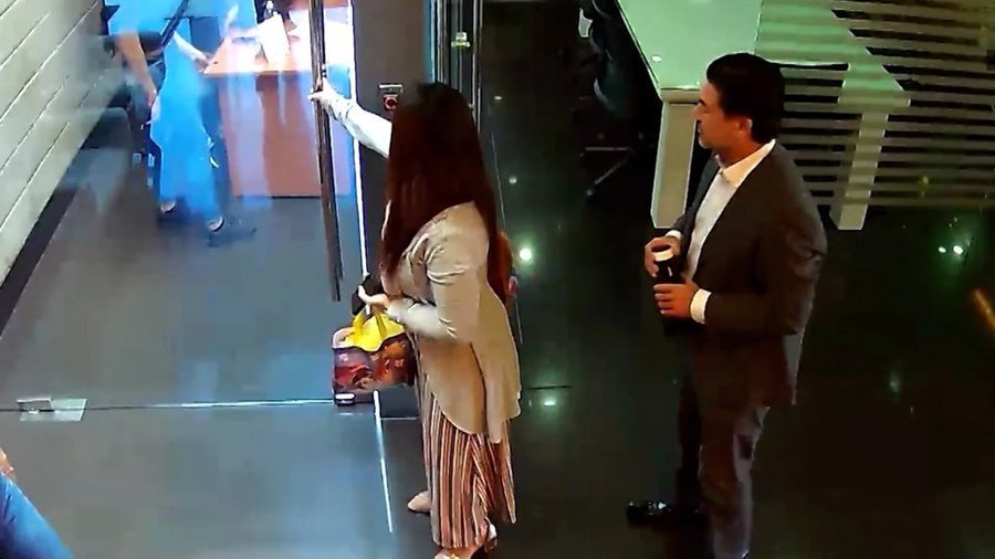 torito_01's tweet photo. AH  NO  MAMEN !!!
resulta que 
la PENDEJOTA #DatoProtegido2----->@itzulBarrera 
ES HIJA  DE UN "PERIODISTA"  DE TELEVISA Jaime Barrera  !!!
Quesque  fue  "secuestrado"  PERO  andaba  de fiesta con putas  y  toda  la  cosa !! https://t.co/2hsslZGI5C