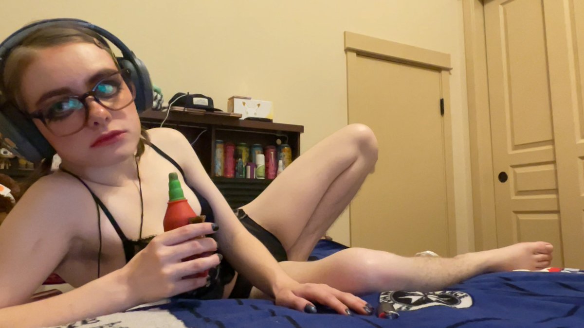 imchwyrm's tweet photo. real time candid reactions to a book review for it ends with us #nsfwtwt y'all can see my pussy if i hit 1,000 followers but that is a big if. https://t.co/w2RxO2if9V
