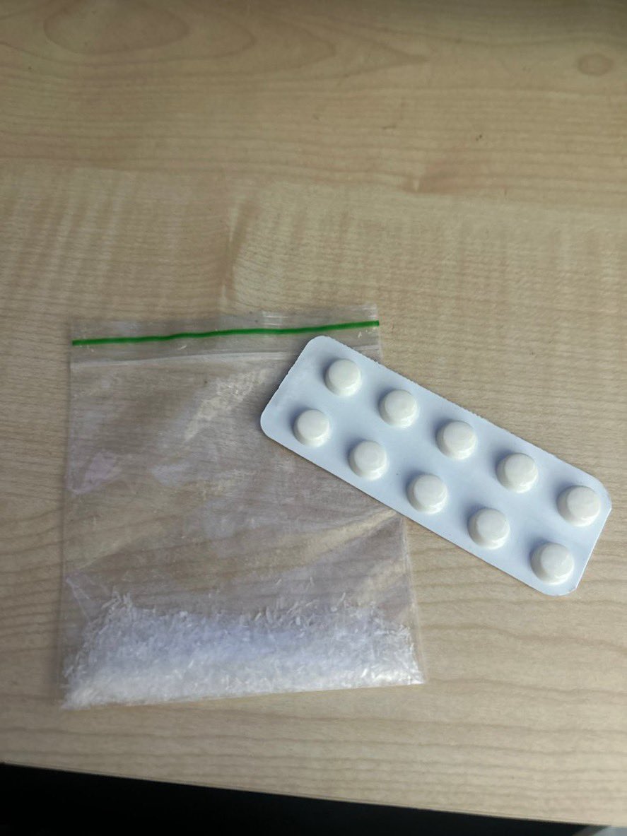 aria4212's tweet photo. my order came!!! literally not even 24 hours im so suprised im so happy! 10 xans and 1g hehe #drugtwt #ketwt #xanax #kettwt https://t.co/OcHwM2KvPm