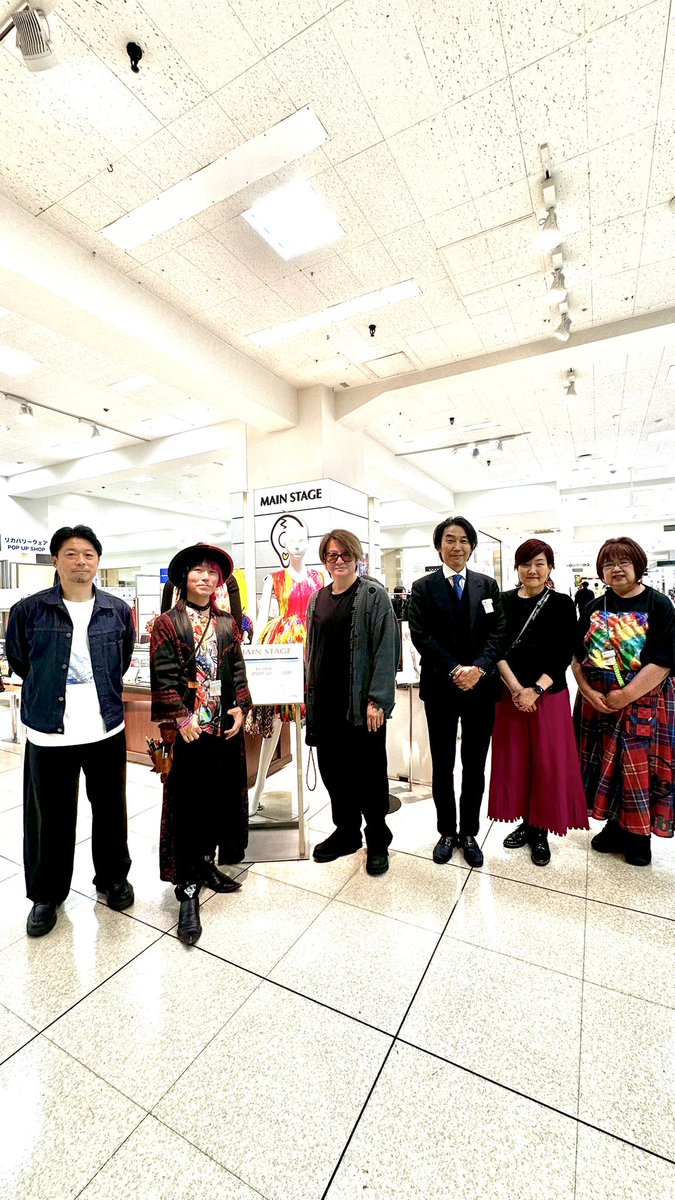 tenbo_design's tweet photo. GLAYのTERUさんが、tenboのポップアップショップにお越しくださいました✨

特別衣装展も1着1着じっくりご覧くださり、温かいお言葉をいただき感謝です☺️ 事前にHPもチェックしてくださっていて、お人柄の丁寧さを感じました

📍tenbo POP UPは10/13(火)まで開催中です

https://t.co/lugR3USsc0 https://t.co/I3APpL9go0