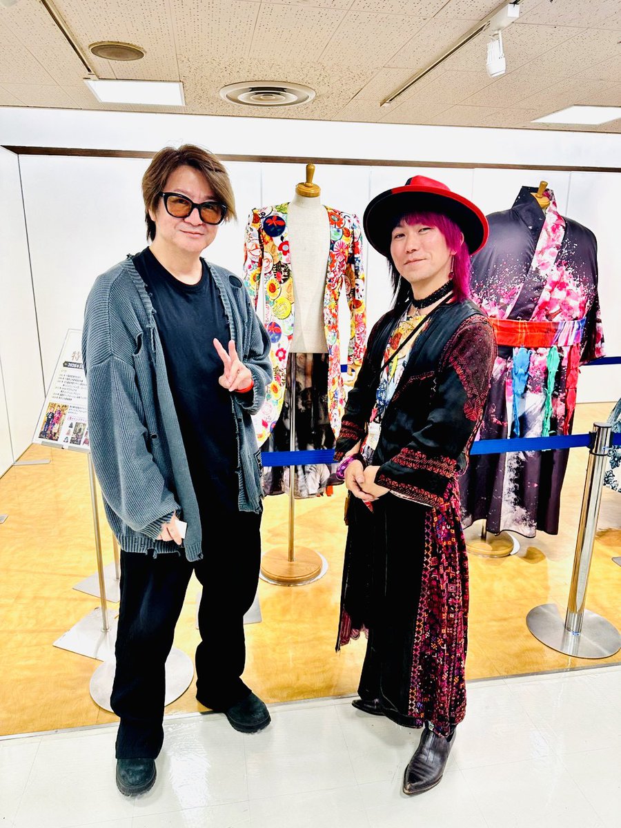tenbo_design's tweet photo. GLAYのTERUさんが、tenboのポップアップショップにお越しくださいました✨

特別衣装展も1着1着じっくりご覧くださり、温かいお言葉をいただき感謝です☺️ 事前にHPもチェックしてくださっていて、お人柄の丁寧さを感じました

📍tenbo POP UPは10/13(火)まで開催中です

https://t.co/lugR3USsc0 https://t.co/I3APpL9go0