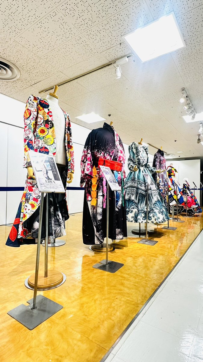 tenbo_design's tweet photo. GLAYのTERUさんが、tenboのポップアップショップにお越しくださいました✨

特別衣装展も1着1着じっくりご覧くださり、温かいお言葉をいただき感謝です☺️ 事前にHPもチェックしてくださっていて、お人柄の丁寧さを感じました

📍tenbo POP UPは10/13(火)まで開催中です

https://t.co/lugR3USsc0 https://t.co/I3APpL9go0