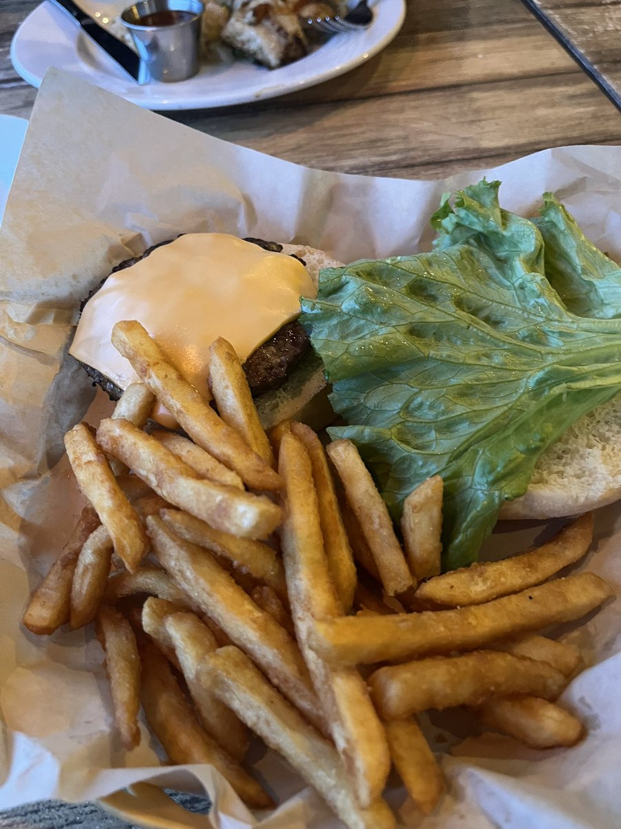 ElectroComms's tweet photo. @FatBloaterFX Real burger for dinner https://t.co/v17K1UTvaa