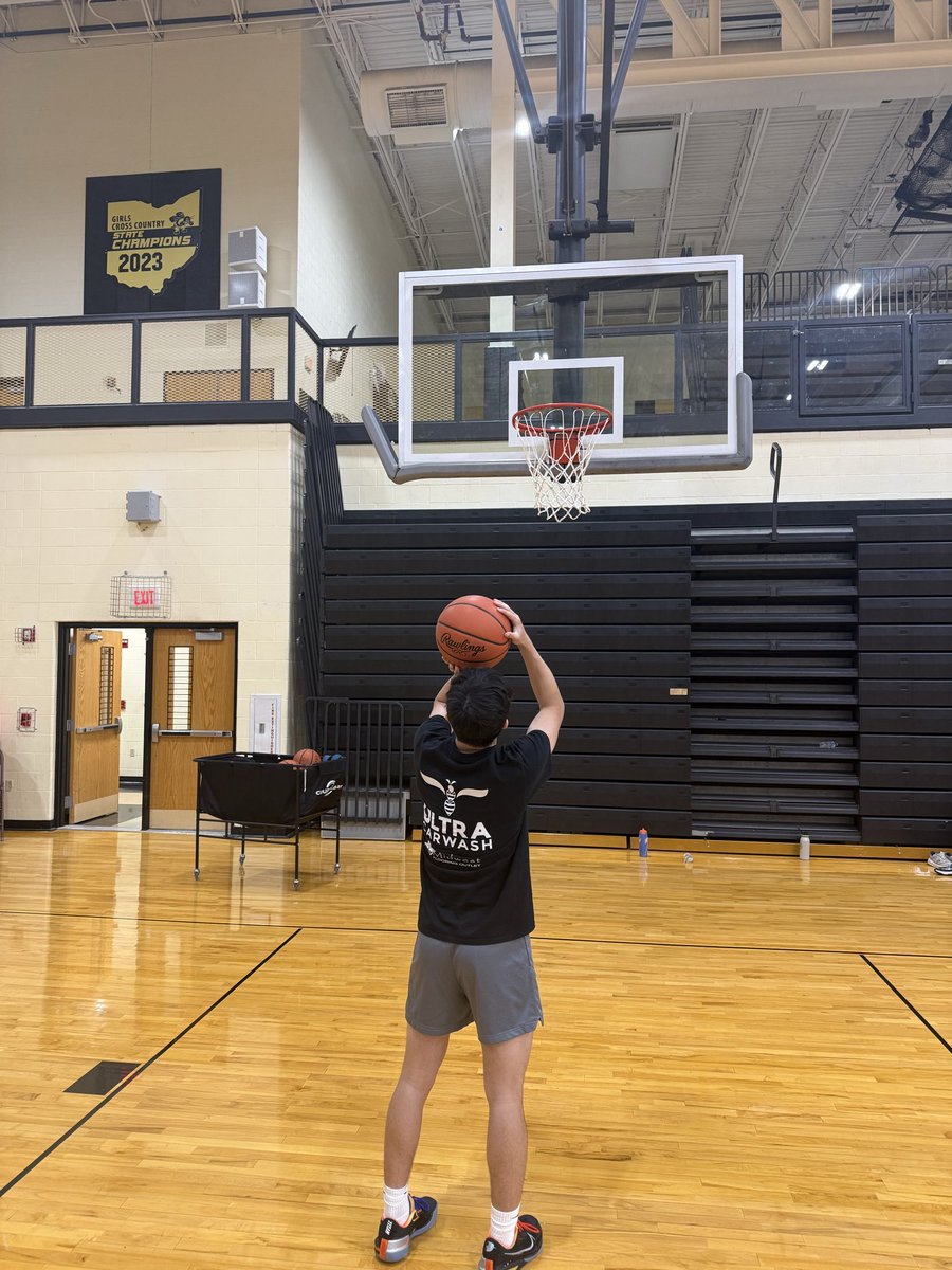 Jackets_Bball's tweet photo. Shoutout to Ultra Car Wash for supporting Perrysburg Basketball!

Thank you for helping with our 🏀 camp shirts and making a generous donation to our locker room project!

We’re fortunate to have local businesses that invest in our kids &amp; our program. We appreciate your support!! https://t.co/Q2auGC6CpN