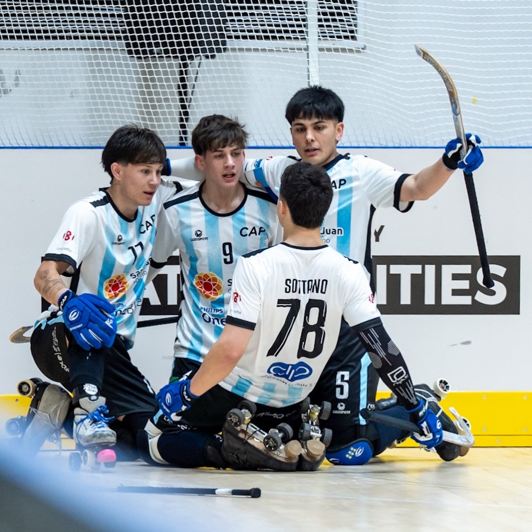 albicelesteilu's tweet photo. 🇦🇷 Argentina le ganó 5-4 a Francia 🇨🇵 y es SEMIFINALISTA del Mundial Sub-19 de hockey sobre patines.

🔜 La Albiceleste enfrentará a España o India por un lugar en la gran final.

📷 lebkuchenhausproductions https://t.co/waykmkLUfJ