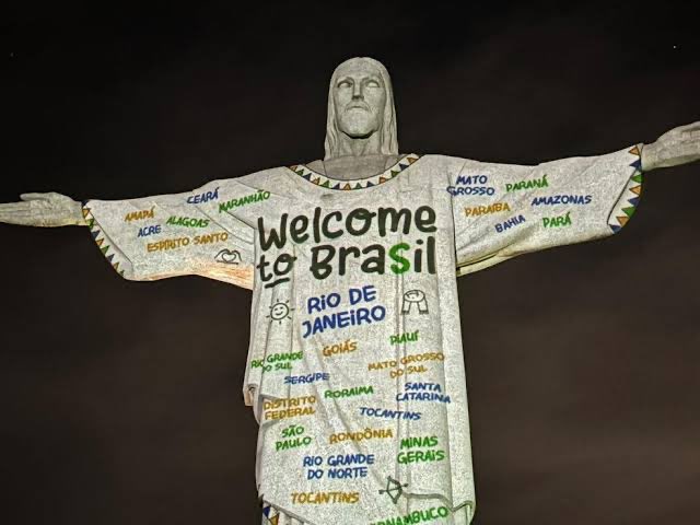 pedrudavid's tweet photo. Os Swifties conseguiram colocar a TAYLOR no CRISTO REDENTOR e tem gente achando que a gente não consegue virar voto pro Lula! Não brinquem com a maior máfia desse país https://t.co/RkGzdC5eQb