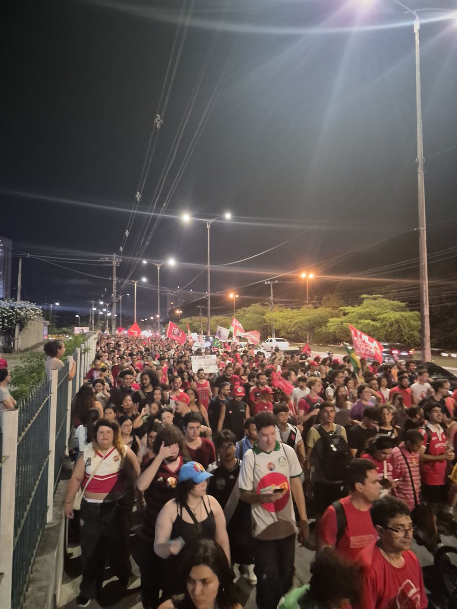 pretoserju's tweet photo. Os estudantes da UFPB pararam João Pessoa https://t.co/DuHq4yWrZ7