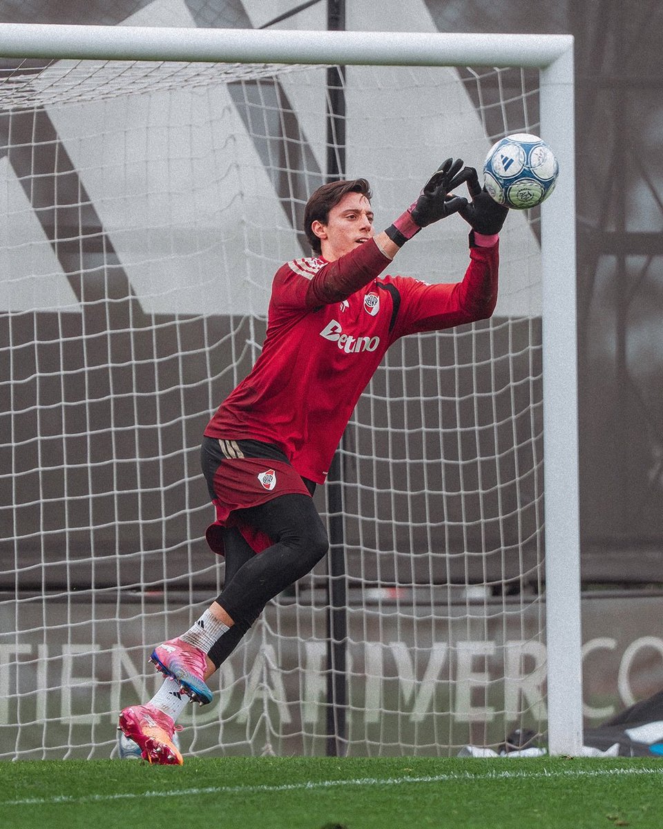 MilloGallina86's tweet photo. ✍🏽| #River y Santiago Beltrán, están cada vez más cerca de la renovación del contrato.

📋| Consistirá en un contrato aproximadamente de entre 3 o 4 años, sabiendo que en algún momento, el arquero titular dejara la institución. 

ℹ️| @JoaquinTabares https://t.co/5F3WBqzGRB
