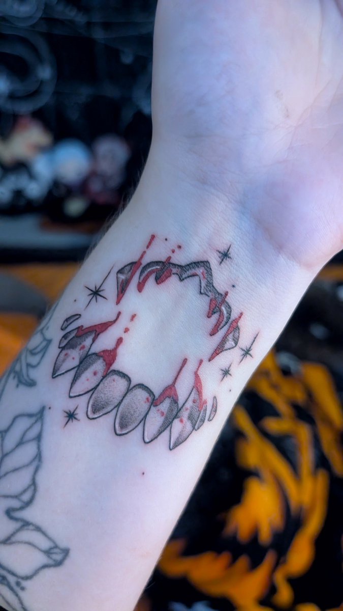 xDarkfallen's tweet photo. Birthday present to myself ♥️🦇 Just a Nibble. https://t.co/I2oMdMfpiC