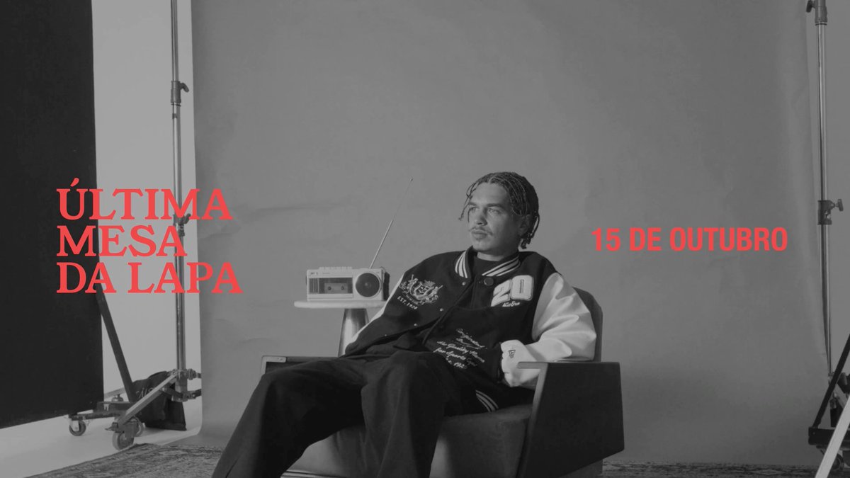 A black-and-white promotional poster with 'ÚLTIMA MESA DA LAPA' on the left and '15 DE OUTUBRO' on the right in red text, featuring a young man with braids sitting in a chair wearing a varsity jacket with the number 20, next to a vintage radio.