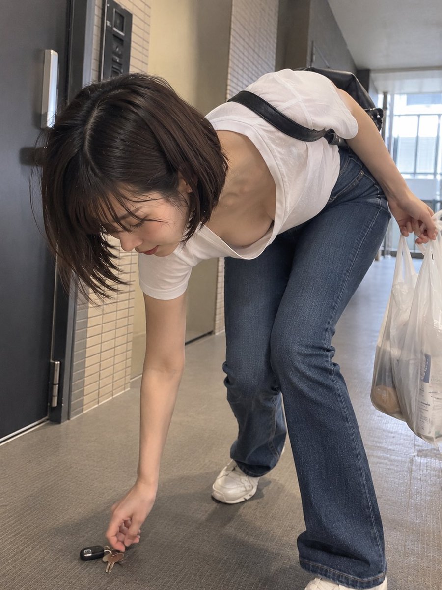 asa8710's tweet photo. 鍵、落としましたよ。

……って、声かけるタイミング難しい。

#AI試着室 #AI美女 #AI画像 #AI生成 #日常の一コマ https://t.co/B60ELQuTwp