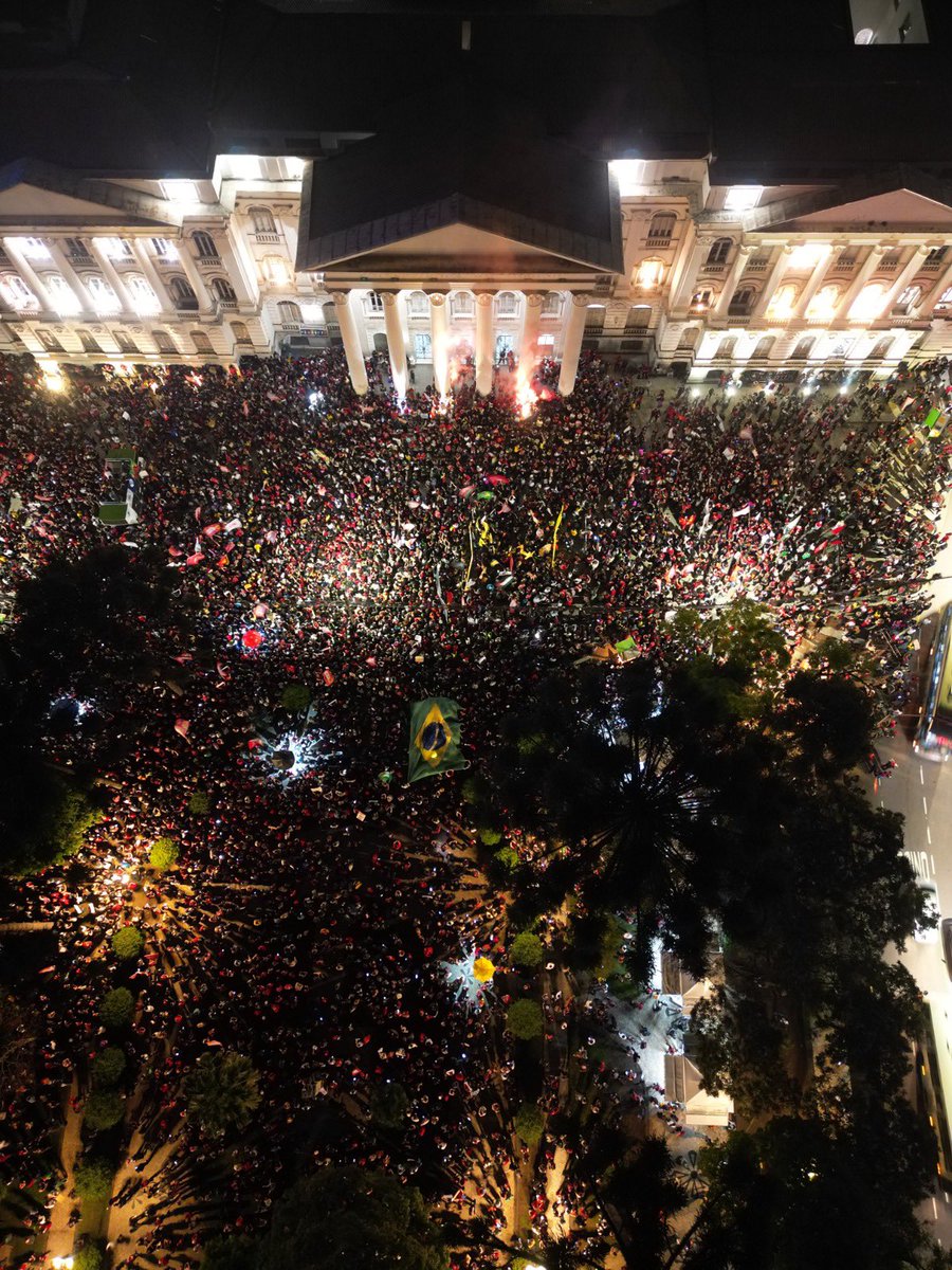 frentepopcwb's tweet photo. CURITIBA ESTÁ NA LUTA, CURITIBA ESTÁ NA REVOLUÇÃO, CURITIBA ESTÁ COM LULA!!! ❤️⭐️ https://t.co/puRQt9EVBT