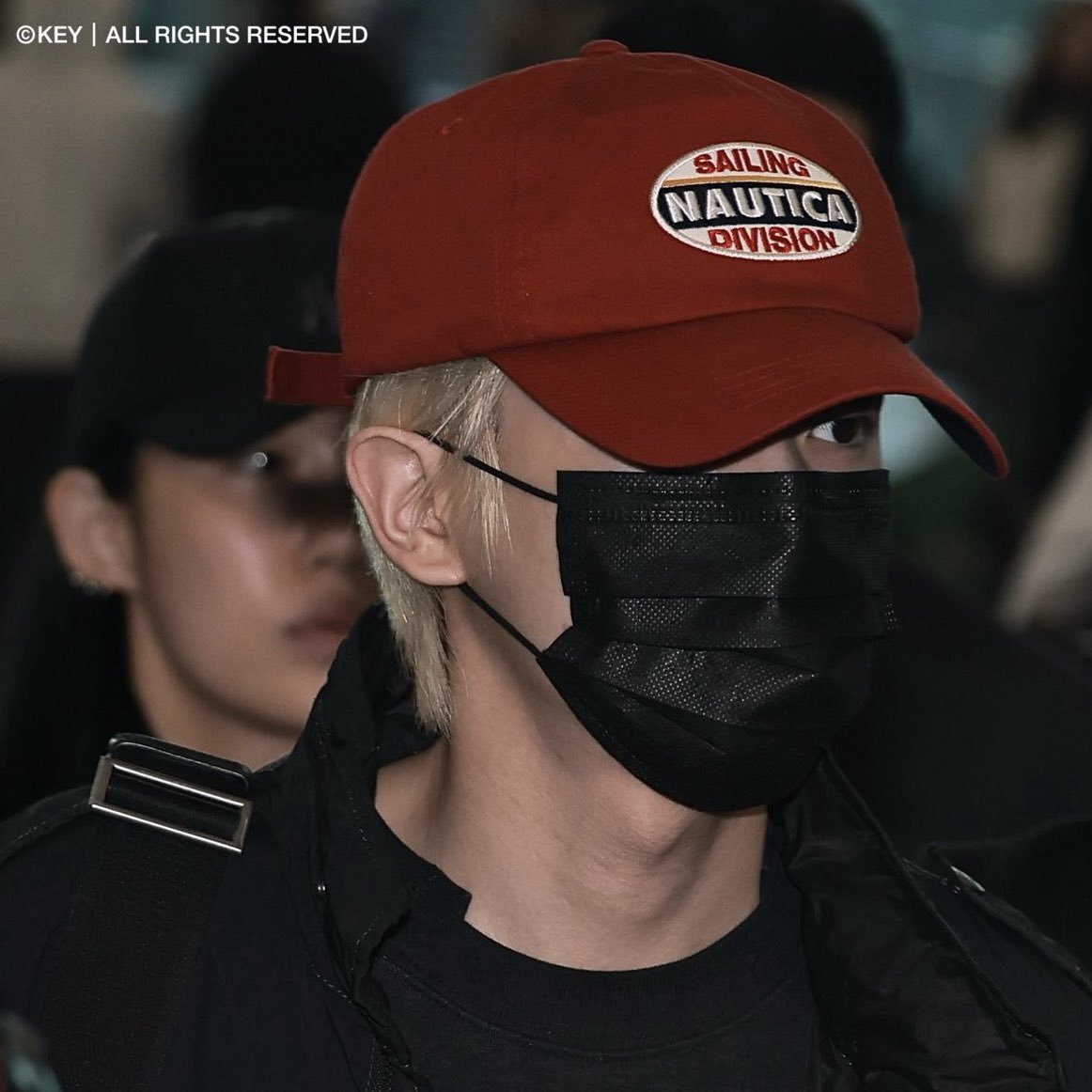 sleeptighting's tweet photo. the details of his bare neck and honeyed skin are so attractive https://t.co/xn7MO6ORGn