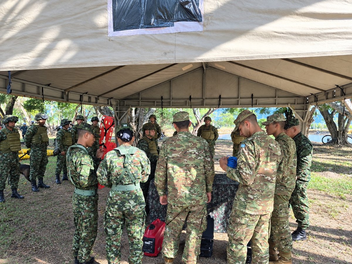 Ingenieros_EJC's tweet photo. El Batallón de Ingenieros de Disposición de Artefactos Explosivos (BIEOD) realizó una demostración de sus capacidades especializadas EOD (Explosive Ordnance Disposal), dirigida a un grupo de suboficiales del Ejército de la República Argentina, como parte de las actividades de cooperación bilateral e intercambio de conocimientos entre ambas Fuerzas.

Durante la jornada, nuestros soldados presentaron sus capacidades, procedimientos y nivel de preparación para afrontar amenazas asociadas a artefactos explosivos, destacando el entrenamiento, la disciplina y el profesionalismo que caracterizan a esta unidad especializada.

La cooperación fortalece nuestras capacidades. Estos espacios permiten estrechar los lazos de amistad y confianza entre los Ejércitos de Colombia y Argentina, promoviendo el intercambio de experiencias y buenas prácticas para contribuir a la seguridad y al cumplimiento de la misión.

#EjércitoEnElMundo