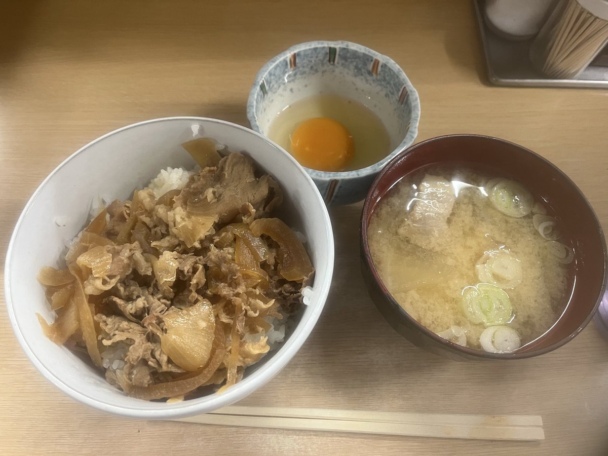 shigemake2's tweet photo. 信濃路＠蒲田。牛丼450円生玉子70円。久々。表の看板には牛めしとあるが、メニューは牛丼である。ともあれ、味噌汁が付いて450円は破格だ。「紅ショウガどうする？」と聞いてくれるのも嬉しい。勿論レスで。さすがにたっぷりとはいかない量。生玉子追加は正解だらう。よく溶きかけまわす。 https://t.co/BJBuAVEr2r