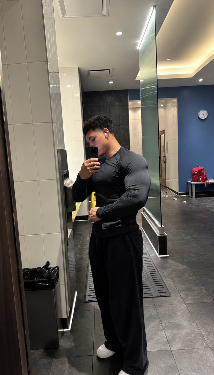 jmnz_liftz's tweet photo. Wyd if you see me at the gym ? 💪🏽 https://t.co/a86781HOAm