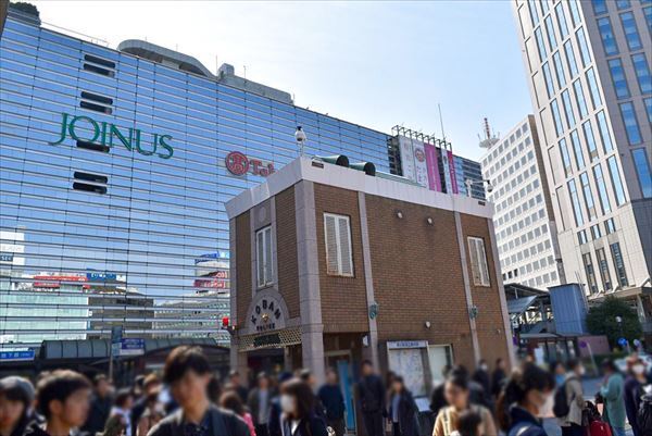 hamarepo's tweet photo. 金曜の夜、横浜駅の待ち合わせ。「どこ前」で伝えていますか？🚉

横浜市が運営する移住サイトでは「そごう横浜店の時計前」「西口交番前」「相鉄口交番」などが定番として紹介されています。

中の人は「西口交番前」派😊
あなたの「どこ前」はどこですか？
#はまれぽ https://t.co/PeTlOEHFyq