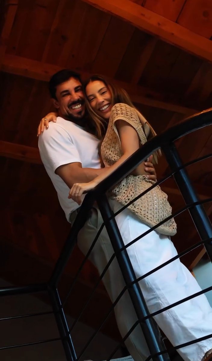 EngajaReSaldanh's tweet photo. Brincadeiras e surtos à parte

@renatasaldanhap e @maikealllan 
Muito feliz por esse momento de vocês. Que o Senhor os abençoe e continue fazendo essa relação cheia de amor, leveza, parceria, companheirismo e sorrisos. Que Deus continue sendo o centro da relação de vocês e que o amor dEle seja revelado a vocês e se revele todos os dias através de vocês. Esse é desejo mais sincero do meu coração e a minha oração.