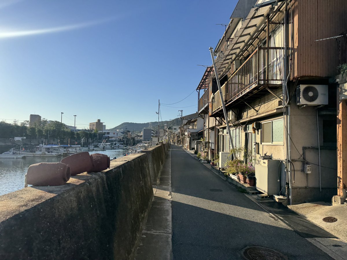 seenen's tweet photo. 三原はタコの町なので、港には蛸壺がたくさんあった。

#西国街道 #街道歩き https://t.co/7WXFxmXheu