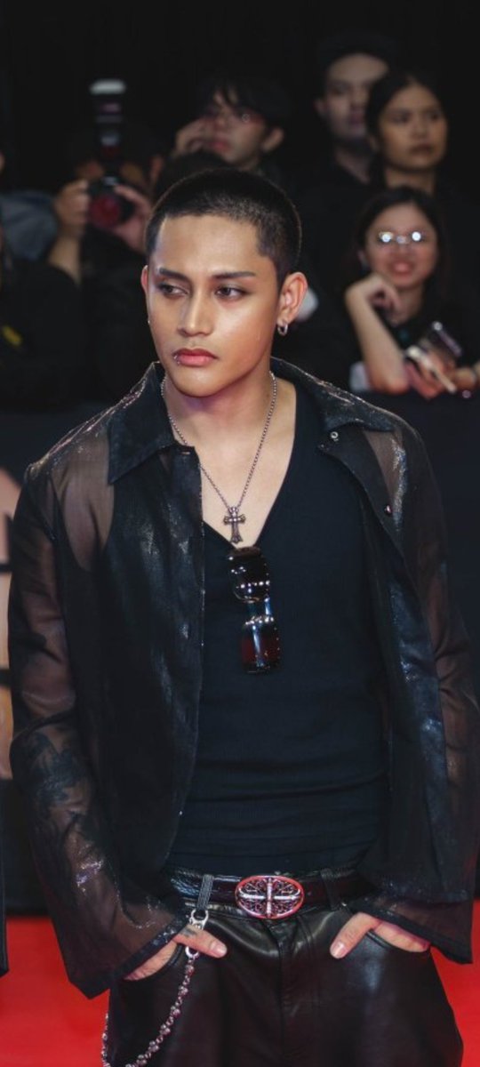 haliyanibulan27's tweet photo. that kind of aura....it' sooo craaazyyyy 🔥🖤
he is ready for fashion week

@felipsuperior #SB19_KEN
#FELIP https://t.co/Ta8sotY6td