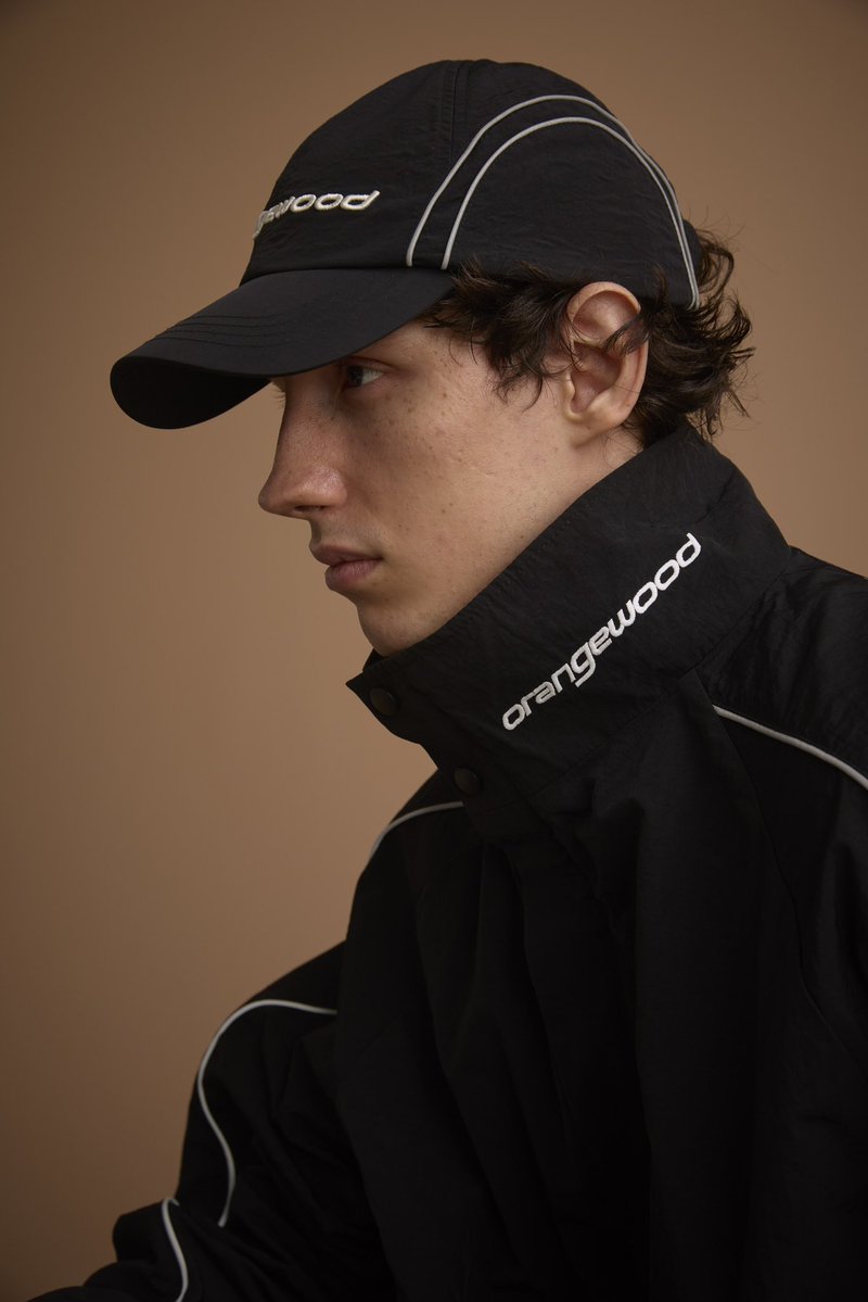 Orangewood_jp's tweet photo. 𝙏𝙚𝙘𝙝 𝙉𝙮𝙡𝙤𝙣 𝙏𝙧𝙖𝙘𝙠 𝙅𝙖𝙘𝙠𝙚𝙩

ブラック、アイボリー、ブラウンの3色で展開する軽やかなナイロン素材のトラックジャケット。

スポーティーなラインデザインを取り入れながら、細かなディテールにもこだわりました。

襟の内側と外側には、「普段あまりロゴを入れないような場所に取り入れたい」という吉野北人のこだわりから、ブランドロゴを刺繍。

襟の着こなしによって異なるロゴの見え方を楽しめるデザインです。

ゆとりのあるシルエットで、裾にはドローコードをプラス。

絞り具合によってシルエットを変えられ、幅広いスタイリングを楽しめます。

同シリーズのパンツとのセットアップはもちろん、デニムなどと合わせた単品使いにもおすすめ。

🍊𝙋𝙧𝙚 𝙊𝙧𝙙𝙚𝙧 𝙎𝙘𝙝𝙚𝙙𝙪𝙡𝙚 
～𝟏𝟎.𝟏𝟒（𝙒𝙚𝙙）𝟐𝟑:𝟓𝟗

🌲𝙀𝙖𝙧𝙡𝙮 𝘼𝙘𝙘𝙚𝙨𝙨 𝘽𝙤𝙣𝙪𝙨 
01.先行販売期間内にご購入いただいた方全員に、ブランドオリジナルの「クリスマスカード」を1枚プレゼントいたします。
02.先行販売期間内にHoliday Lineをご購入いただいた方を対象に、ブランドオリジナルの「ステッカー」を1枚プレゼントいたします。
03.先行販売期間内に15,000円（税込）以上ご購入いただいた方に、ブランドオリジナルの「ギフトバッグ」を1点プレゼントいたします。
クリスマスのプレゼントを入れる大きな靴下をモチーフにした、ホリデーシーズンならではの特別なアイテムです。
04.先行期間限定のお得なセット

🔗 𝙇𝙚𝙖𝙧𝙣 𝙢𝙤𝙧𝙚
https://t.co/NkVgqN2kQm

@HOKUTOBOO36
#Orangewood #オレンジウッド