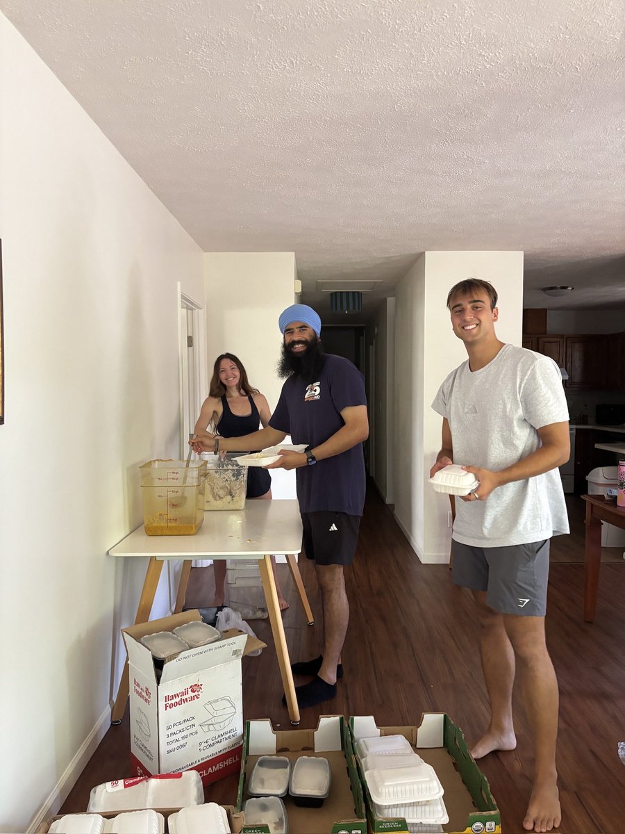 KhalsaAidUSA's tweet photo. Khalsa Aid Hawaiʻi came together these past two months to serve the local community, distributing over 175 meals and snack bags to unhoused individuals in downtown Honolulu.

#khalsaaidusa #khalsaaid https://t.co/2EcL22WDS0