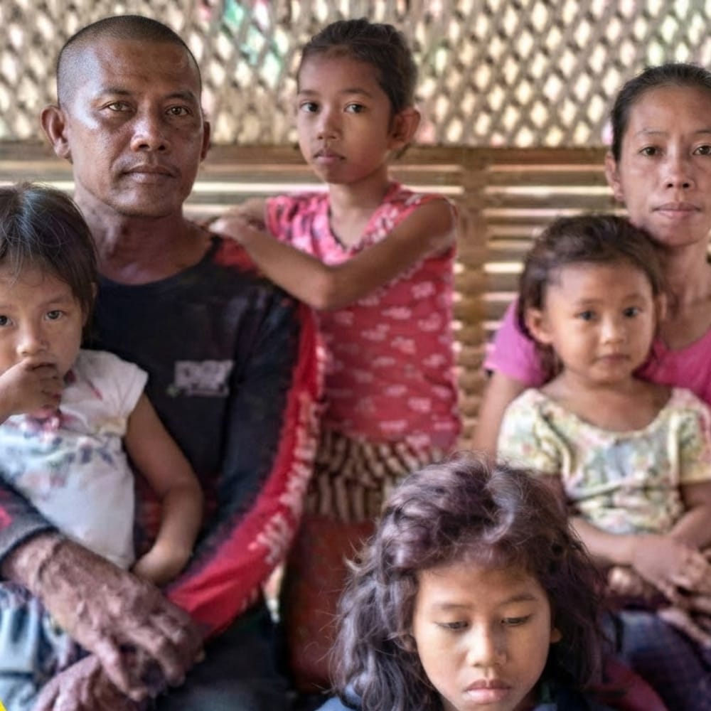 EnsedeCiencia's tweet photo. 🚨🇵🇭En 2021, tres niños de Filipinas inflaron bolsas de plástico, escribieron “Feliz cumpleaños, papá” y las colgaron por toda su casa para sorprender a su padre cuando regresara del trabajo. Incluso prepararon un sencillo pastel con huevos.

Una vecina, Melody Silang, compartió las imágenes y la historia se hizo viral. Los pequeños demostraron que, aunque no podían comprar regalos costosos, tenían algo mucho más valioso: el deseo de hacer feliz a su papá.