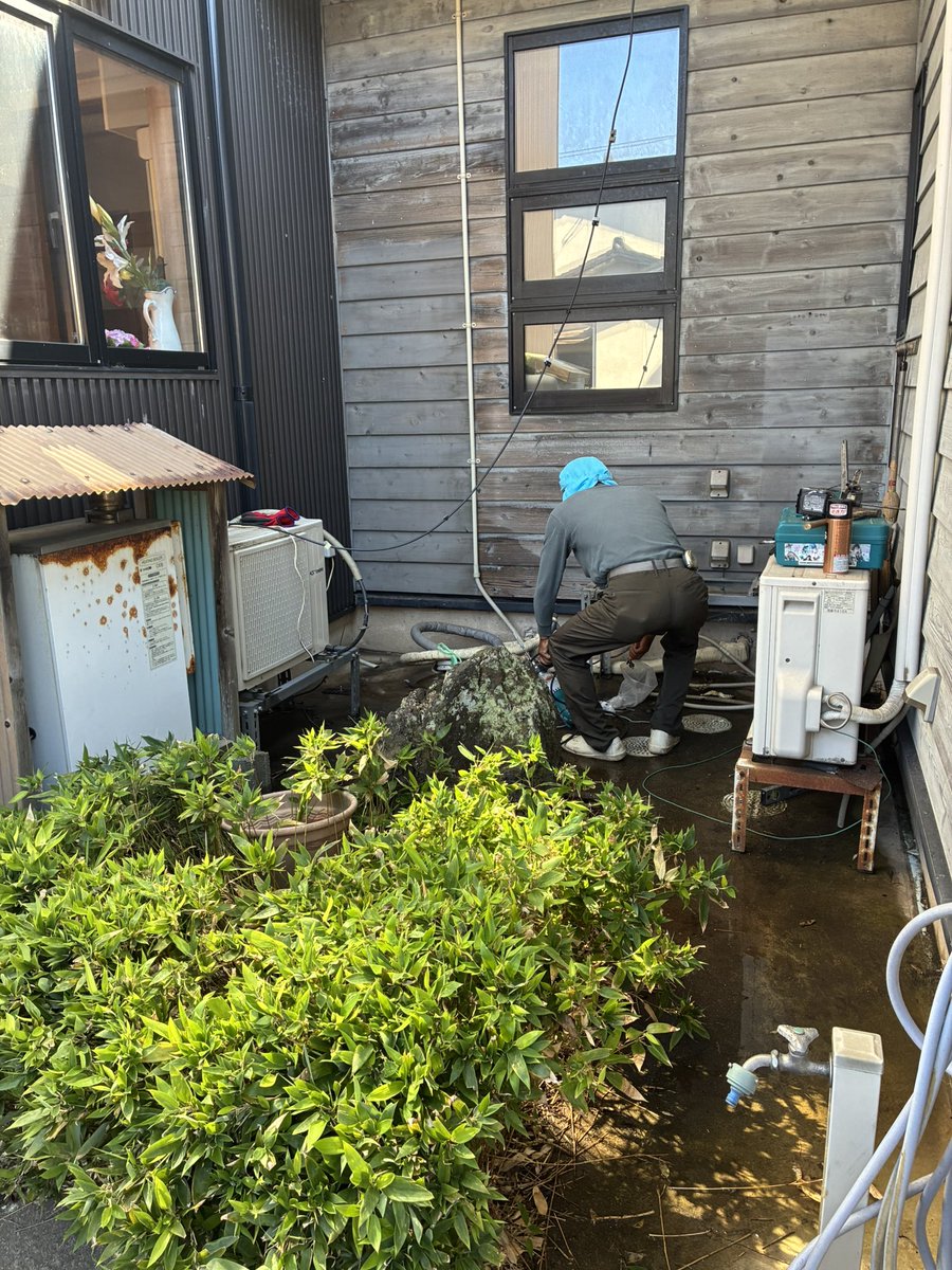 yoshihilo11's tweet photo. エコキュート取替工事👷‍♀️

今回は、古い給湯器を取り外して、Panasonicの新しいエコキュートに交換しました！

省エネして安心して使えることが大切ですね☺️

「お湯の出が悪い」など、気になる症���はありませんか？👀

給湯器のご相談お任せください🏠

#岡田工務店 #津幡町 #エコキュート #給湯器交換 https://t.co/cM7sMnNYhO
