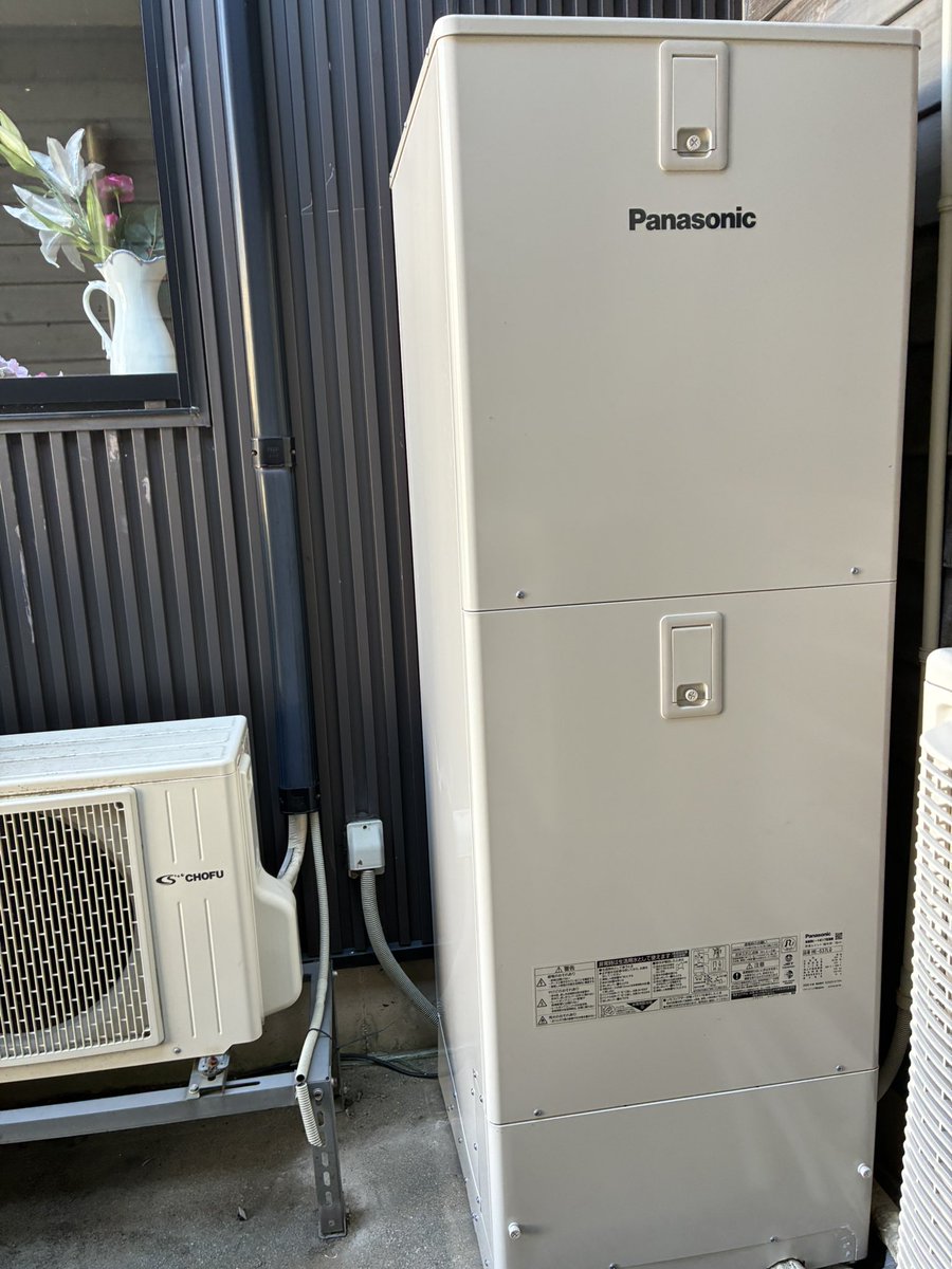 yoshihilo11's tweet photo. エコキュート取替工事👷‍♀️

今回は、古い給湯器を取り外して、Panasonicの新しいエコキュートに交換しました！

省エネして安心して使えることが大切ですね☺️

「お湯の出が悪い」など、気になる症���はありませんか？👀

給湯器のご相談お任せください🏠

#岡田工務店 #津幡町 #エコキュート #給湯器交換 https://t.co/cM7sMnNYhO