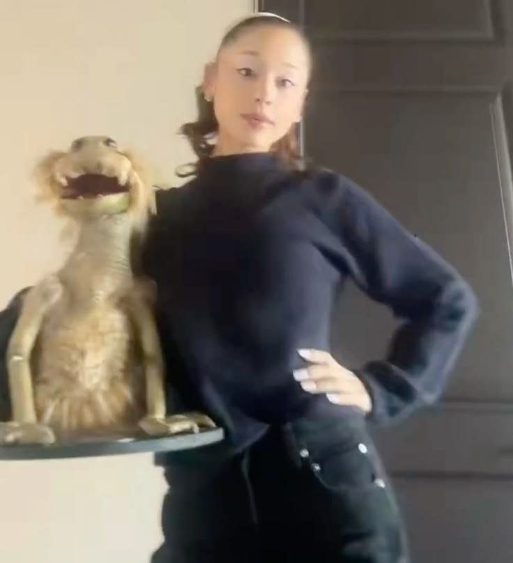 buwygibxo's tweet photo. ariana grande holding strange miscellaneous items profile pictures https://t.co/TI46KZopD9