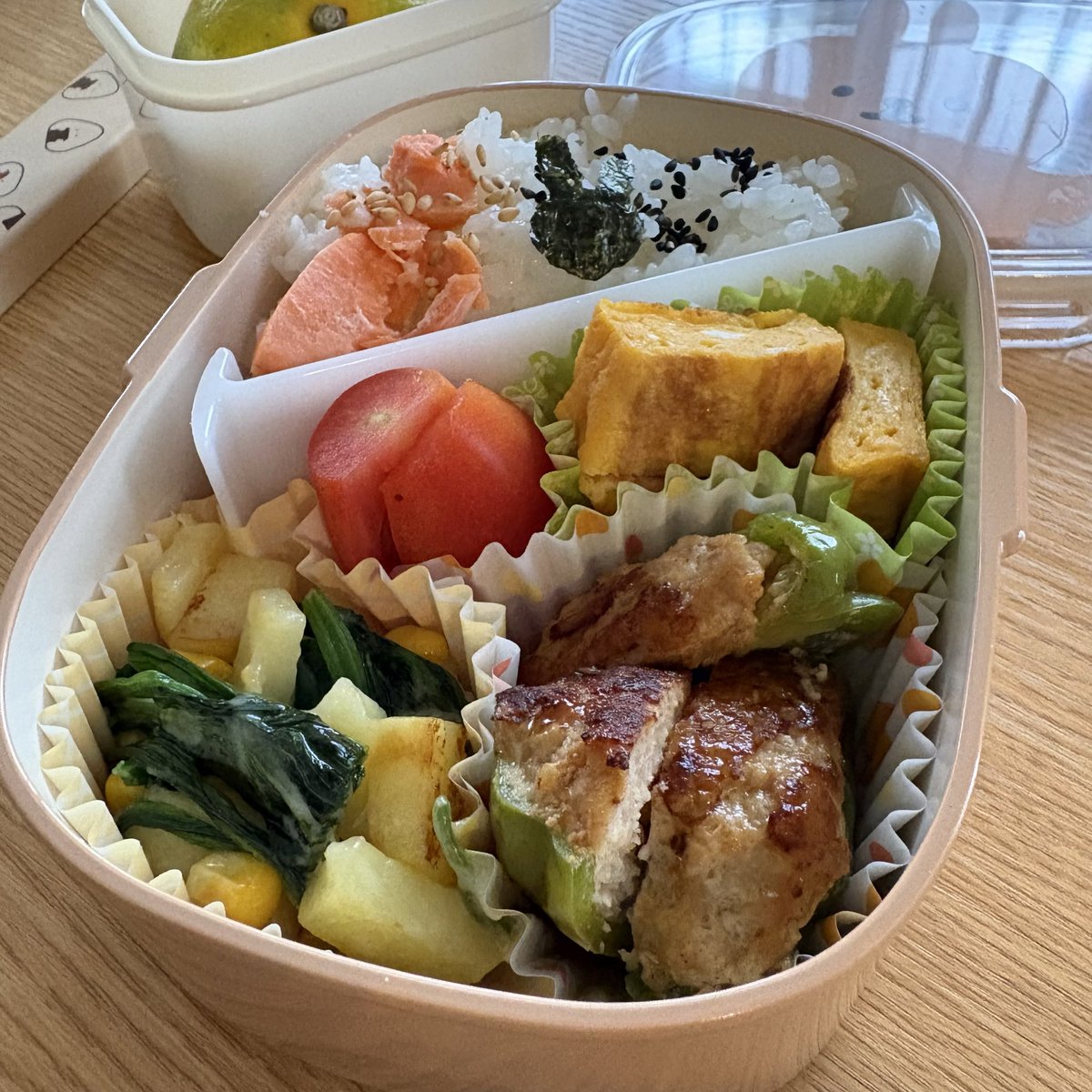 mamesuke5ma1's tweet photo. 高校生のお弁当✨

今日はピーマンの肉詰め🫑

ピーマン、玉ねぎ、じゃがいも、ほうれん草、とうもろこし＆トマト
卵、鮭、海苔、ゴマ、豚肉

食材たっぷり＆栄養バッチリ✌️✨

 #お弁当  #高校生  #ピーマン https://t.co/99btu0xLc3