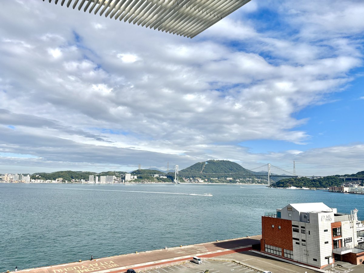okazaki_saiyo's tweet photo. おはけん〜（ ◜ω◝ ）金曜日！
今日は朝から門司港に来てます☀

皆さん、ここはどこからの景色か分かりますか❓

本日もご安全に🙌
よろしくお願いいたします！ https://t.co/0fPivjgoAb