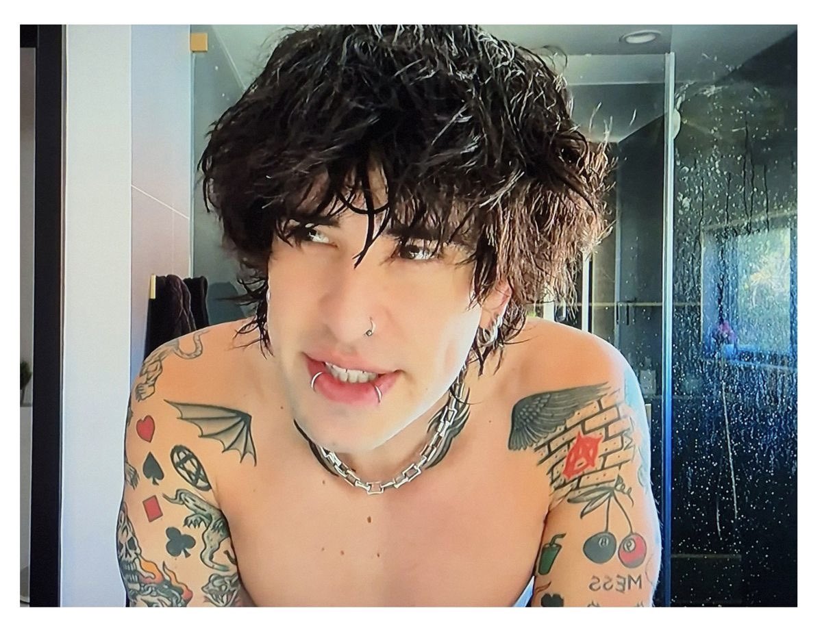 nueveamor's tweet photo. type of vlogs you’d get if you and damien were dating. https://t.co/lNF7xwaZ4p