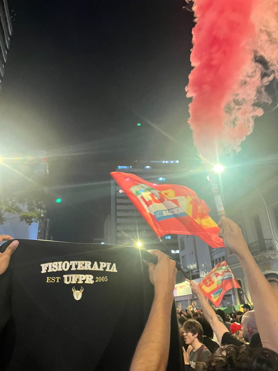 jstchuca's tweet photo. sendo resistência em Curitiba 
viva o sus, viva a universidade pública, o ensino e a pesquisa de qualidade💚 https://t.co/aFtqtNmpn3