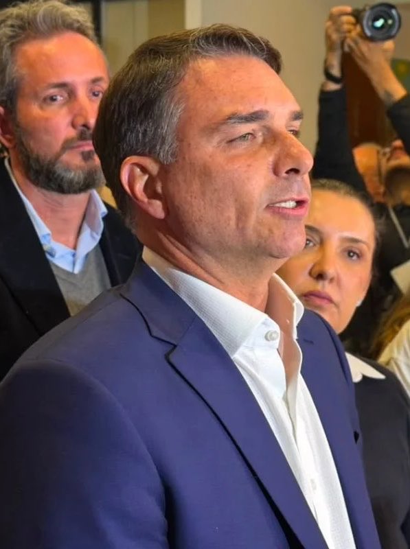 chequeibrasil's tweet photo. 🚨BOMBA: Flávio aciona TSE contra “campanha do medo” com fake news em massa pró-Lula. https://t.co/hniZr2tyXg