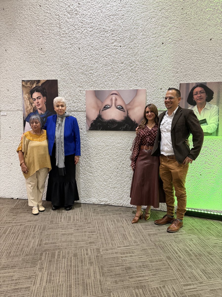 EmbaMexGua's tweet photo. 🎨 La literatura y las artes plásticas se unieron en la @EmbamexGua durante la presentación del libro “Habitar el incendio”, de Marcela Castañeda Sarti, y la obra del maestro Mendel Samayoa, en una jornada que fortalece los lazos culturales entre 🇲🇽 y 🇬🇹 https://t.co/FjA8ok5ubM