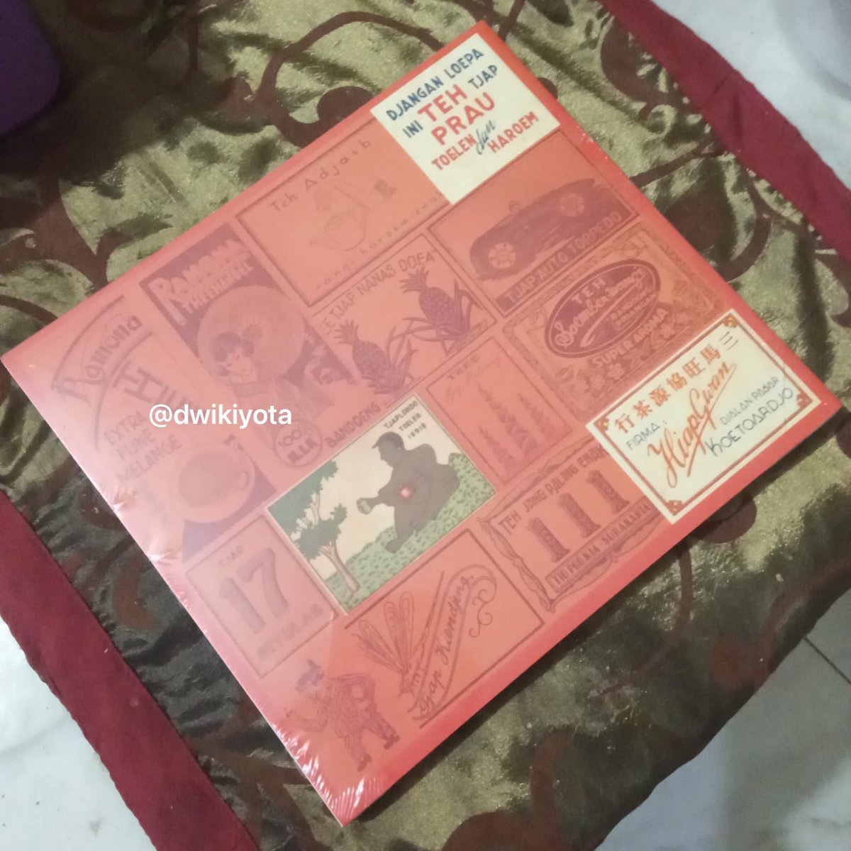 dwikyota's tweet photo. tydak bosan bosannya saya merekomendasikan buku indie ini bagi pecinta bungkus vernakular terlebih pecinta desain teh tehan indonesia. Ada 3 jilid semua digarap oleh 1 orang tanpa bantuan penerbit besar 👍 https://t.co/znvpgcVOco