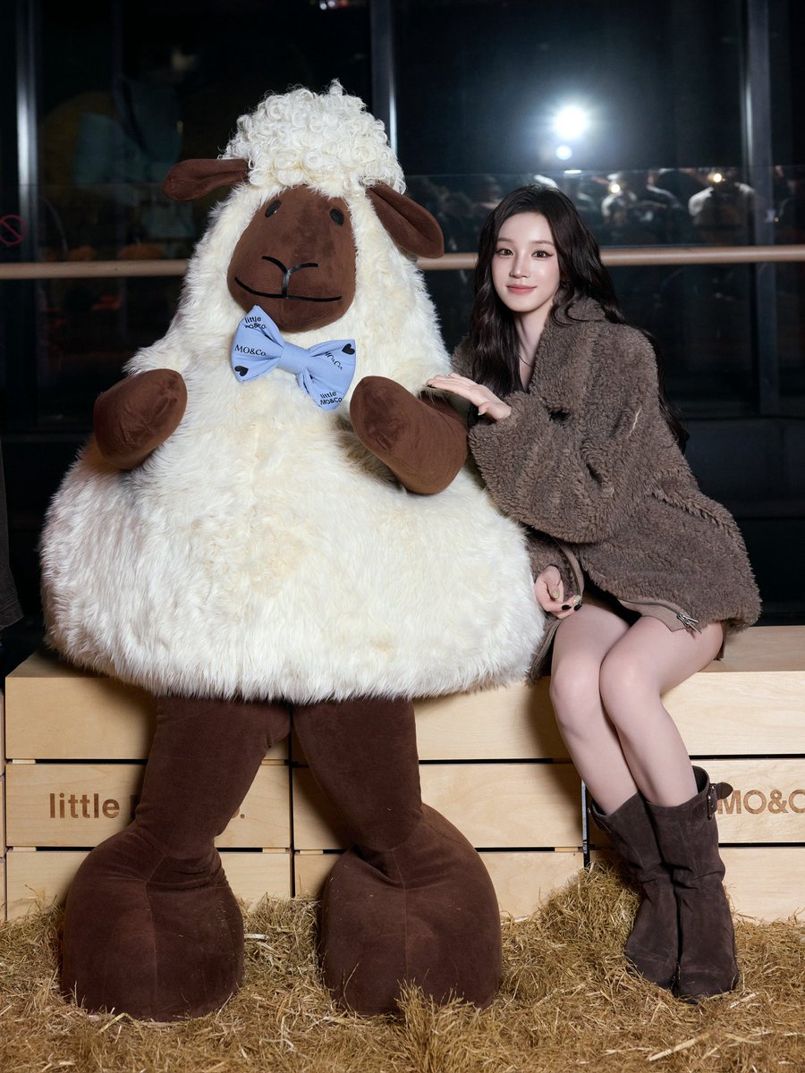 official_i_dle's tweet photo. #YUQI x #moco

#아이들 #idle
#우기 https://t.co/COE050woQE