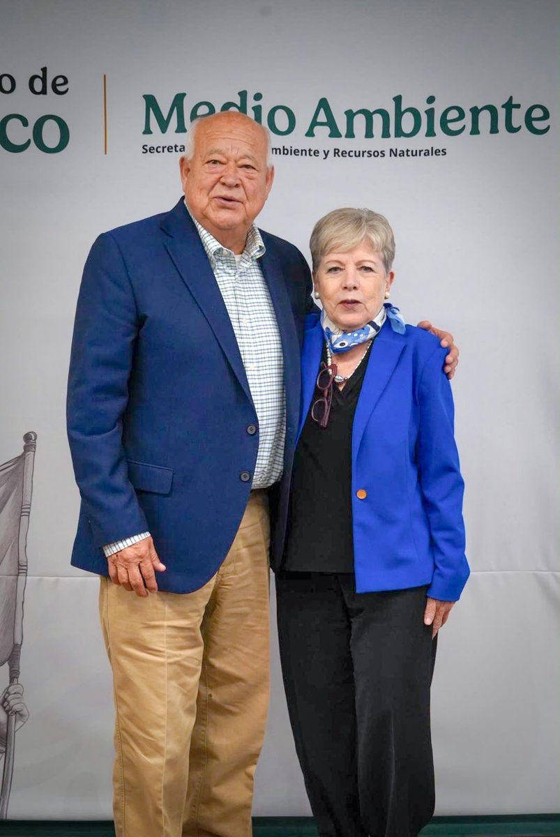 aliciabarcena's tweet photo. Tuvimos una fructífera reunión con @VictorCastroCos, Gobernador de Baja California Sur. Coincidimos en que el turismo y la urbanización deben converger con la protección ambiental para construir un bienestar duradero. Unimos fuerzas por la sostenibilidad de este grandioso estado. https://t.co/pnat1XIrKq