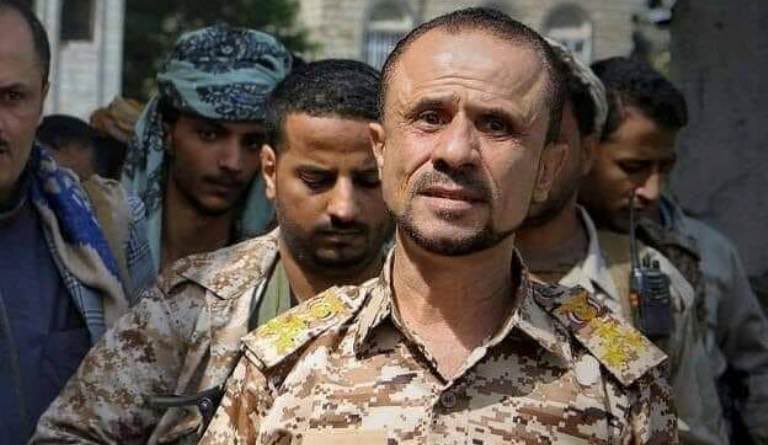 abo_akeel1981's tweet photo. #توضيح_هام
من اللواء #عبده_فرحان_المخلافي

منذ يومين ونحن نجري مفاوضات مع قوات صنعاء عبر وساطات محلية، وذلك بأن يتم السماح لنا ولكافة القوات المحاصرة في مدينة تعز بالخروج والانسحاب من مدينة تعز إلى محافظة لحج والعاصمة المؤقتة عدن.

وكان قد تمت الموافقة من قبل قوات صنعاء على ذلك، وعلى أن يكون الانسحاب عصر اليوم، ولكننا تفاجأنا بالآتي:

تم إبلاغنا من قبل رئيس وأعضاء مجلس القيادة الرئاسي، وكذا وزارة الدفاع ورئاسة هيئة الأركان، بعدم موافقتهم على تلك المفاوضات جملةً وتفصيلًا، وأن ما نقوم به جريمة ومخالفة عسكرية سنعاقب عليها إن تمت. وبصريح العبارة، أبلغونا أن القيادة السعودية ترفض ذلك وتريد منا القتال حتى لو قُتلنا جميعًا، لا مشكلة.

وحينما طلبنا الدعم، رفضوا ذلك وقالوا بأن لدينا ما يكفي، وأن ذلك أصبح صعبًا وقد يصبح غنيمة في يد قوات صنعاء.

«يريدون منا الانتحار».

تم إبلاغنا للمرة الثانية بأن انسحابنا سيتسبب لهم بالخسارة، وأن ميزانية الحكومة لا تسمح، ولا تزال تواجه مشكلة في توفير احتياجات القوات المنسحبة من الساحل.

كما أبلغونا بأن الانسحاب سيتسبب بالمشاكل مع الفصائل الجنوبية المتمردة التي ترفض دخولنا وانسحابنا إلى المحافظات الجنوبية، ويقصدون بذلك مليشيات الانتقالي المنحل، وإلخ.

لهذا، نؤكد للجميع بأننا نتعرض للخيانة والبيع، وأن قيادتنا والأشقاء خذلونا، ويريدون منا الانتحار داخل المدينة.

إن ما يجري خيانة وجريمة لن تتسبب فقط في استيلاء قوات صنعاء على المدينة، وإنما ستجعلنا أسرى بيد قوات صنعاء في الساعات القادمة.

وسيكون لنا توضيحات أخرى.

وإن لم نعد وأصبح مصيرنا مجهولًا، فلا تنسوا من فعلوا بنا وبحقنا كل هذا. والتاريخ لا يرحم.

ولَنامت أعين الجبناء.