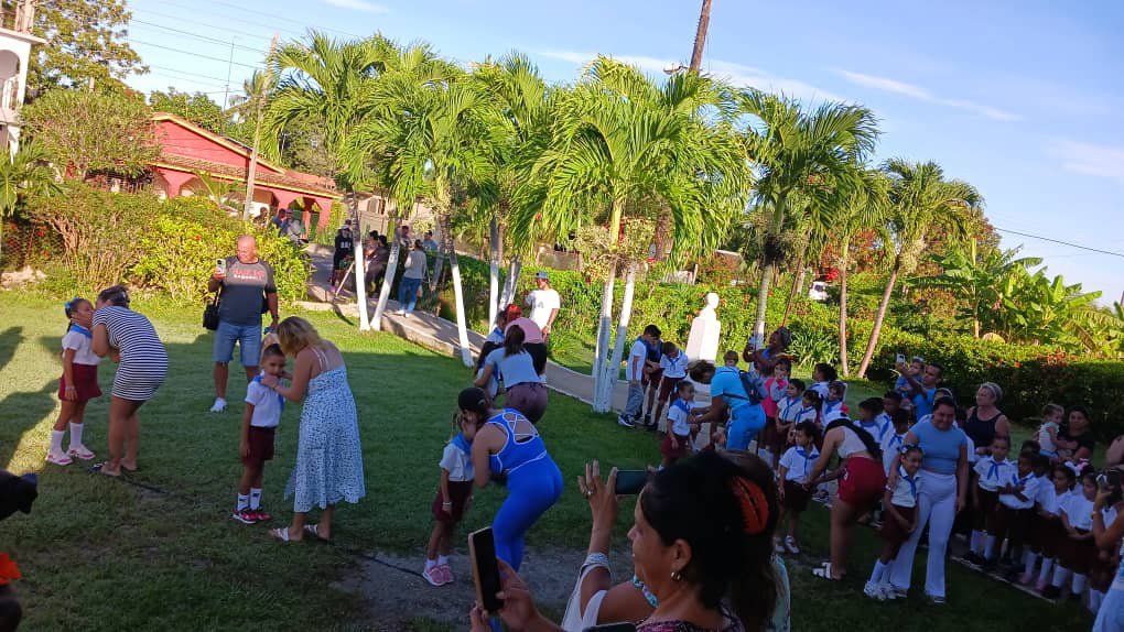 DGEJaruco's tweet photo. Hoy en las caras de los niños de 1 er grado de la IE: Máximo Gorki, se dibujó una gran sonrisa, al ver en sus cuellos puesta su pañoleta azul que los hace pertenecer a la OPJM. 
#MinedCuba #MayabequeJaruco #OPJM https://t.co/MP9JFNeFHg