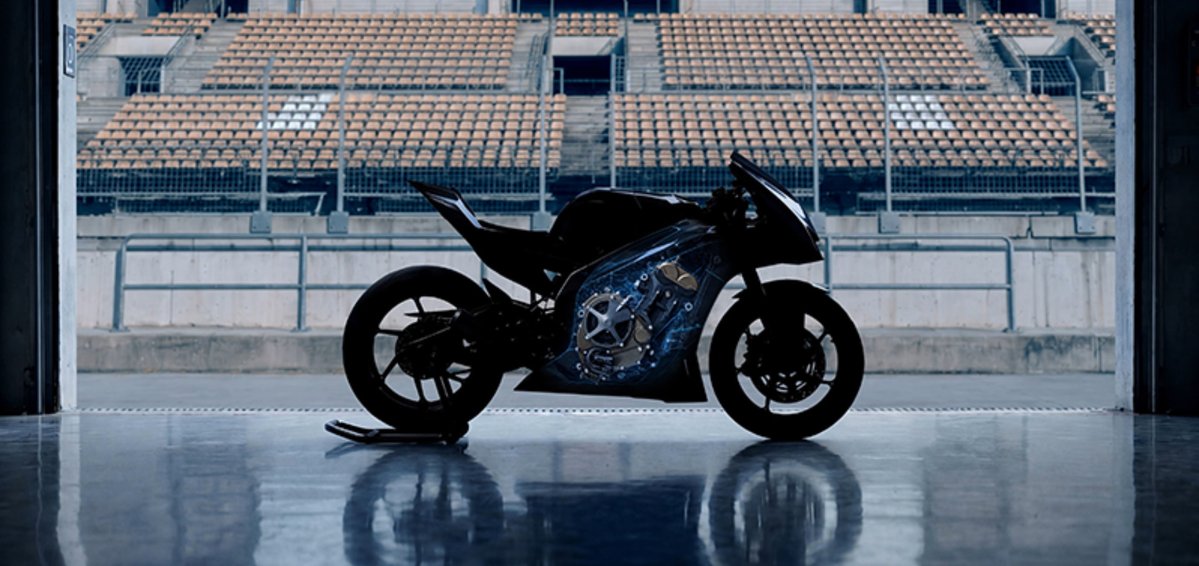 motto_motogp's tweet photo. 2024年に女性ライダー限定のロードレース世界選手権として始まったWorldWCRにおいて、その開幕から専用マシンとしてYZF-R7を提供してきたヤマハの、同選手権との提携が、今年2026年をもって契約満了のため終了。マシンやタイヤ、すべてが同一条件で争われるWCRで、ワンメイクマシンとして活躍したR7の勇姿が拝めるのは今年が最後となった。

WorldWCRで来年から使われるワンメイクマシンがどこのメーカーのものになるのかについてはまだ公式発表はないが、断片的に出ている情報ではそれは中国のCFMotoになるようである。

ヤマハはここ数年来、欧州での各種選手権でのワンメイクも含むマシン提供を積極的に行ってきており、このWCR用のR7はそうした取り組みの先駆けとなった。

なお、ヤマハは再来年の2028年より、R7ベースのプロトタイプ（という言い方は本来はおかしいが）となるマシンでMoto3クラスにマシンを独占供給することになっている。

📸@ WorldSBK / @ WorldWCR / @ YAMAHA
