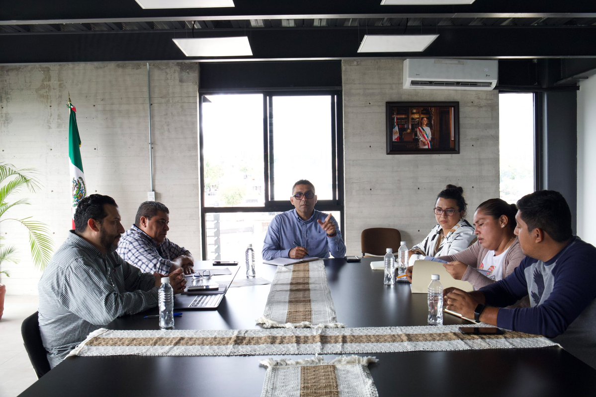Catastro_GobOax's tweet photo. El Instituto Catastral del Estado de Oaxaca fortalece la coordinación con los municipios para impulsar su desarrollo.

El Director General, Mtro. @Gil_MG, encabezó una reunión de trabajo junto al equipo del #ICEO y la Dra. Rocío Gómez Ortega, https://t.co/lI4GBeY5uL