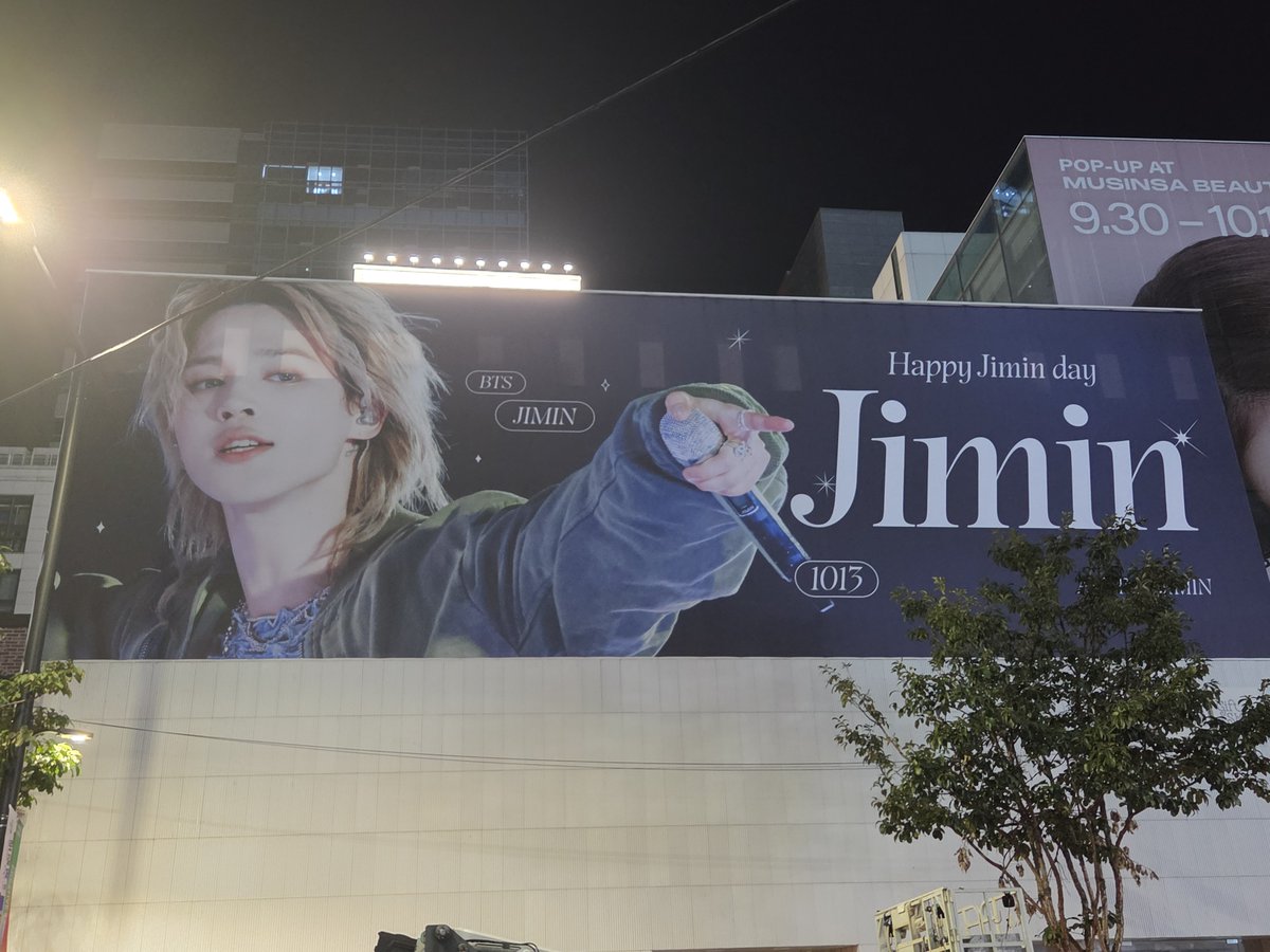 ALLFORJIMIN_KOR's tweet photo. 서울 성수동 뉴뉴하우스(성수점) 건물 외벽에 
지민이의 생일을 축하하는 대형 랩핑 광고가 설치 되었습니다 .ᐟ

✨️𝗡𝗬𝗨𝗡𝗬𝗨 𝗛𝗢𝗨𝗦𝗘 𝗶𝗻 𝗦𝗘𝗢𝗡𝗚𝗦𝗨, 𝗪𝗮𝗹𝗹 𝗪𝗿𝗮𝗽

🗓 2026.10.09 ~ 2026.10.13
📍 뉴뉴하우스 성수점
      (서울특별시 성동구 성수이로 93)

사진 제공 해주신 슬로우스타터( @slowstarter1013 )님 감사합니다. 

#JIMIN