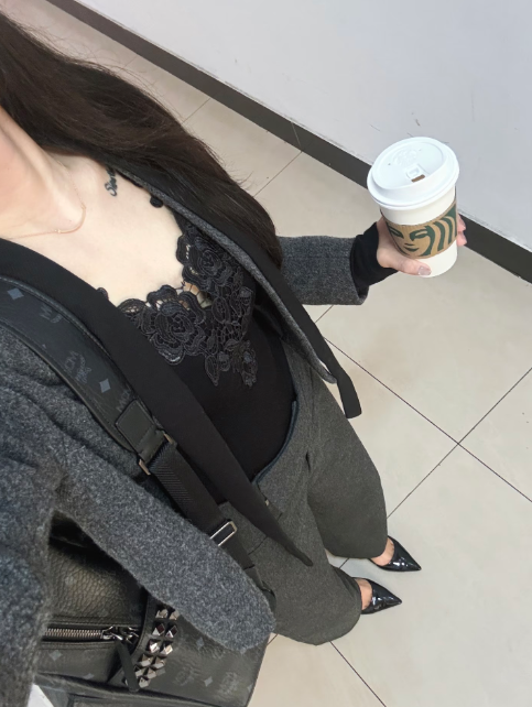 Harper372335's tweet photo. コーヒーを手にすれば☕️、世界がゆっくりと動き出す‼️
日々の悩みも🍃
この香り高い一杯に溶け込んでいく🤤 https://t.co/uVx0Mixlm5