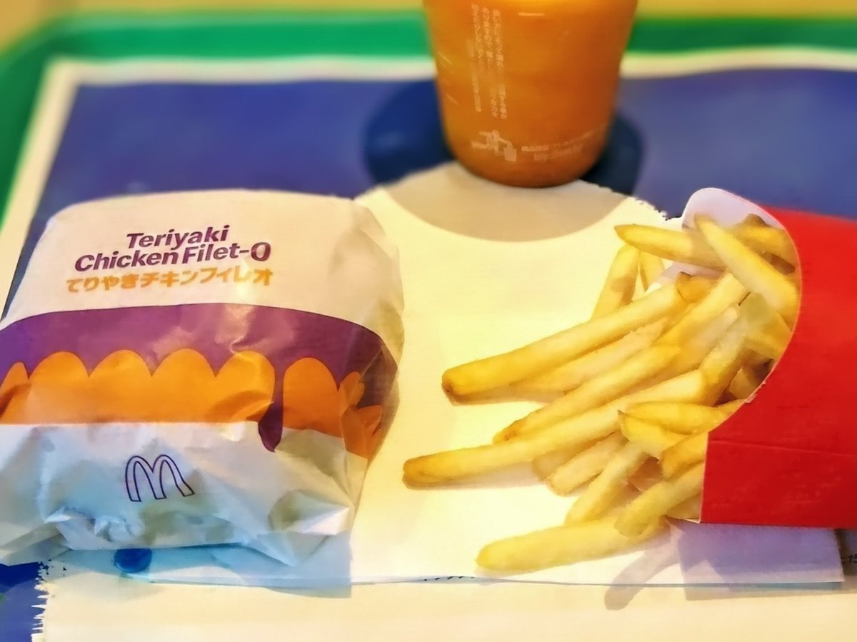 mahiru519's tweet photo. てりやきチキンフィレオがもうすぐ終売になると聞いて、昼マックしてきた🐔
長年ノーマークやったけど２年前位に初めて食べてみたら結構美味しくて、それから時々食べるように😋無くなっちゃうのね... 残念... https://t.co/Qvl9NY35zs