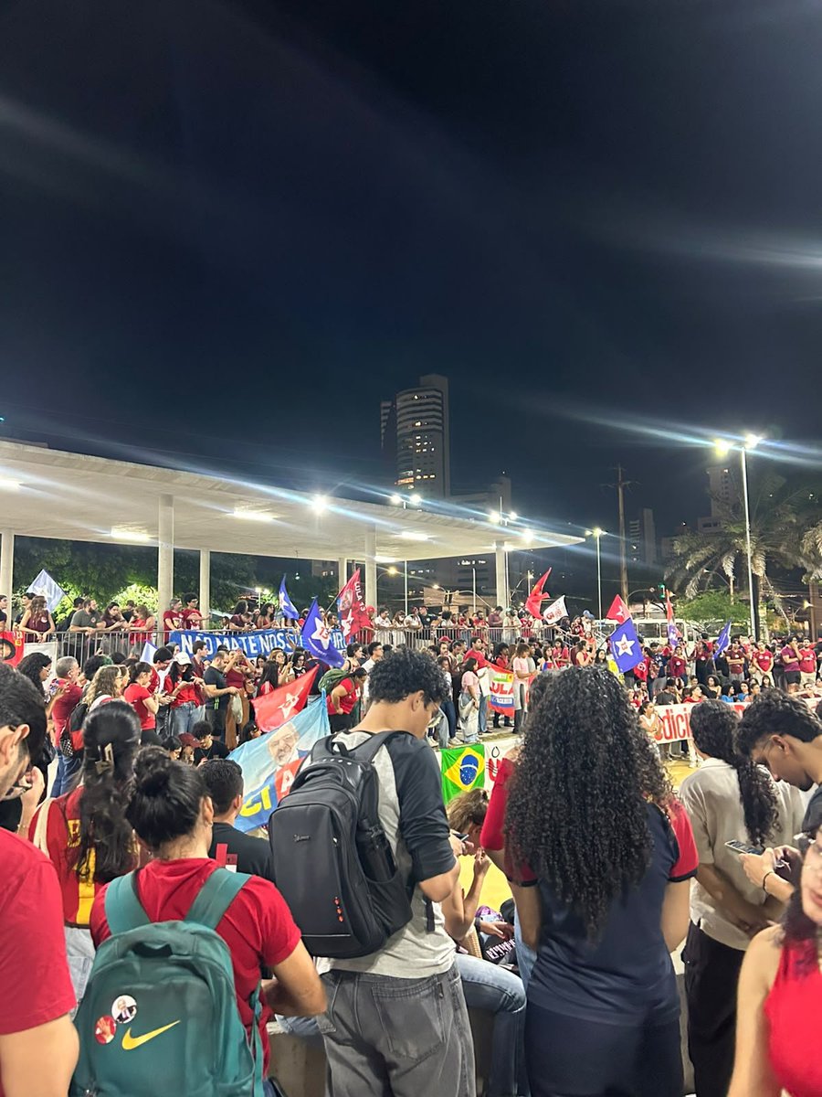 jusbrl's tweet photo. praça cívica hoje lotada de estudantes e pessoas com sede de virar o jogo nesse segundo turno e eleger lula e cadu! dia 13 vamos mostrar toda a nossa força https://t.co/YauRzoulYl